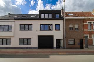 Bij aankomst valt meteen de uitzonderlijk ruime en hoge inpandige garage op, een uniek pluspunt van deze bel-etagewoning gelegen in de...