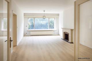 Dit vernieuwde appartement bestaande uit: inkomhal, woonkamer - salon met aansluitende vernieuwde keuken en berging. Badkamer met douche, 2 slaapkamers en apart toilet. <br /><br />Terras en lift aanwezig.<br /><br />Mogelijkheid tot huren van een garage.<br /><br />Onmiddellijk beschikbaar.<br /><br />EPC 175 kWh/m²