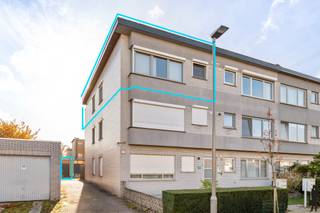 <strong>Op top locatie gelegen 2 slaapkamer</strong><strong>appartement</strong> van ca. <strong>92 m2</strong> met <strong>garage en terras te Hoevenen. </strong><br /><br />Indeling:<br />- Centrale inkomhal met <strong>veiligheidsdeur.<br /></strong>- Living op <strong>eiken parket, sfeeraard </strong>en invallend licht langs 2 zijden<br /><strong>- 2 slaapkamers</strong> (ca. 16m² &amp; 10m²)<br />- <strong>Verzorgde badkamer</strong> met buitenraam.<br />- <strong>Apart toilet</strong><br /><br />Algemeen:<br />- Garage (€ 25.000,- bij aan te kopen)<br />- Recente ramen<br />- € 160 aan maandelijkse kosten: onderhoud van gang en voorschot water en verwarming!
