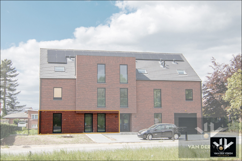 Ruim gelijkvloers nieuwbouwappartement met 4 slaapkamers en 2 badkamers, een terras en een mooie tuin op een goed bereikbare locatie! - foto 2