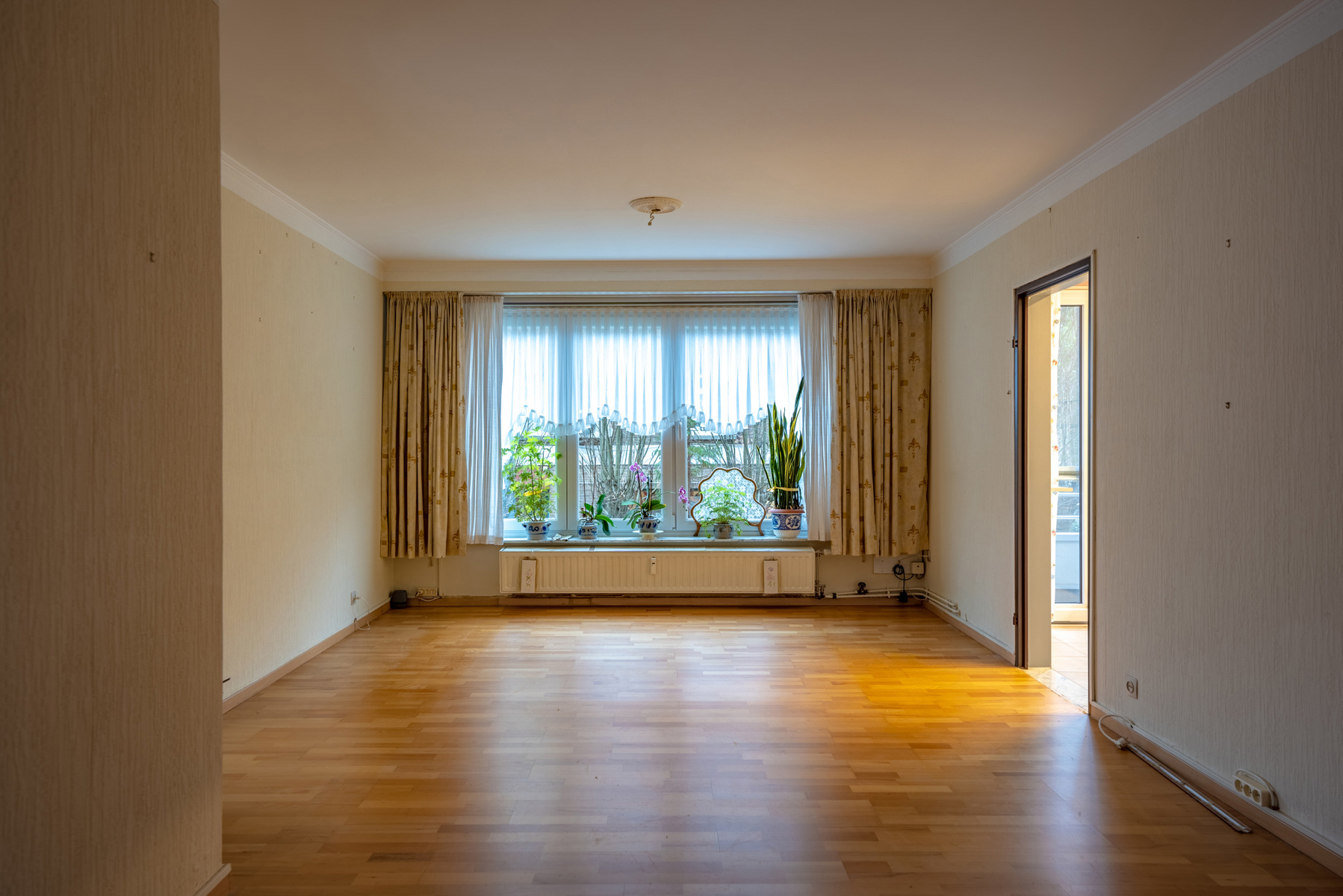 Dit goed gelegen lichtrijk hoek appartement geniet de volgende indeling: Inkomhal, living, badkamer (voorzien van lavabo - toilet - douche en aansluiting wasmachine), keuken en 2 slaapkamers. Gelegen nabij winkels, invalswegen en openbaar vervoer. p - foto 5