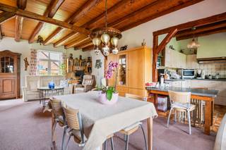 Centraal gelegen in Kalmthout, vinden we deze karakteristieke halfopen woning met veel renovatiepotentieel.<br /><br />We betreden de woning via de inkomhal, welke is voorzien van een gastentoilet.<br />De gezellige leefruimte is ingedeeld in een zithoek en een eetkamer. Aansluitend vinden we de keuken die is ingericht met een keramische kookplaat, koelkast en een dubbele spoelbak.<br />Via de hal is er toegang tot een ruime slaapkamer, een tweede slaapkamer (momenteel ingericht als dressing) en een badkamer die is voorzien van een inloopdouche, lavabo en een toilet.<br />Achteraan de woning bevindt zich een verwarmde veranda. Van hieruit komen we in de garage met automatische toegangspoort. Hier vinden we tevens de zekeringenkast van de elektriciteit en de vernieuwde verwarmingsketel (2022).<br /><br />De voormalige zolderverdieping werd afgewerkt en is ingedeeld in twee ruime slaapkamers, beide voorzien van een wastafel. De dakvlakramen werden vernieuwd.<br />Verder treffen we langs beide kanten van het dak een zolder die dient als bergruimte.<br />De warmwaterboiler bevindt zich op deze verdieping.<br /><br />De woning is gebouwd op een mooi perceel en heeft een open en zonnige tuin.<br /><br />Deze woning is gelegen vlakbij het centrum van Kalmthout. Alle voorzieningen zoals winkels, scholen en openbaar vervoer bevinden zich op wandel- en fietsafstand.