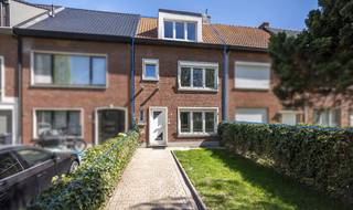 <p><strong>Luxueus gerenoveerde gezinswoning (±210 m²) met 5 slaapkamers, 2 badkamers en zonnige tuin in de gegeerde Elsdonkwijk</strong></p>
<p>Op een absolute toplocatie in de Elsdonkwijk, één van de meest gegeerde buurten van Edegem, bevindt zich deze <strong>instapklare en energiezuinige woning</strong>. Hier woon je in alle rust, in een kindvriendelijke omgeving, met scholen, winkels en verbindingswegen vlakbij.</p>
<p>Deze woning werd <strong>totaal gerenoveerd met oog voor detail en kwaliteit</strong>, en combineert een warme, luxueuze uitstraling met hedendaags comfort.</p>
<p><strong>Troeven<br /></strong>- Energiezuinig (EPC B)<br />- ±210 m² bewoonbare oppervlakte<br />- 5 slaapkamers<br />- 2 stijlvolle badkamers<br />- Lichtrijke leefruimte met lichtkoepel en grote raampartijen<br />- Zonnige, oost-georiënteerde tuin<br />- Diepe voortuin (12m)<br />- Hoogwaardige materialen (Hongaarse punt, visgraat parket, stalen deuren, notelaar keuken)<br />- Recente totaalrenovatie (o.a. uitbouw, dakkapel, technieken)<br />- Rolluiken</p>
<p><strong>Ligging<br /></strong>Gelegen in de gegeerde Elsdonkwijk, een rustige en residentiële buurt in de Antwerpse Zuidrand. Vlotte verbinding naar Antwerpen en Brussel, en alle voorzieningen in de onmiddellijke omgeving maken dit de ideale gezinswoning.</p>
<p><strong>Indeling<br /></strong><strong>Gelijkvloerse verdieping (±102 m²)</strong><br />Ruime inkomhal met gastentoilet. Via elegante stalen deuren betreed je de indrukwekkende leefruimte op visgraat parket (doorgetrokken over heel de gelijksvloer), waar licht en ruimte centraal staan dankzij de lichtkoepel en grote raampartijen.<br />De open keuken in notelaar is volledig uitgerust en sluit naadloos aan op de eetplaats, met directe toegang en zicht op de tuin via de grote schuiframen. Een ideale plek om te ontspannen of gasten te ontvangen.</p>
<p><strong>Eerste verdieping (±54 m²)</strong><br />Nachthal met twee ruime slaapkamers (±16 m²) en een derde kamer (±8 m²).<br />De eerste badkamer is luxueus afgewerkt en voorzien van inloopdouche, ligbad, dubbele wastafel en toilet.</p>
<p><strong>Tweede verdieping (±54 m²)</strong><br />Twee bijkomende ruime slaapkamers (±16 m²) en een tweede badkamer met douche, lavabo en toilet.</p>
<p><strong>Interesse?</strong><br />Plan dan zo spoedig mogelijk een bezoek in op één van onze kijkmomenten!</p>