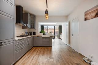 Op zoek naar een instapklare woning waar comfort en stijl hand in hand gaan? Deze prachtig gerenoveerde woning met 3 slaapkamers zal u meteen weten te charmeren.
Bij het betreden van de woning komt u in een lichtrijke leefruimte die naadloos overgaat in een moderne, volledig uitgeruste keuken. Achteraan bevindt zich een recente achterbouw, de ideale plek om extra leefruimte te creëren en te genieten van het uitzicht op de tuin.
Op de verdiepingen vindt u drie slaapkamers en een verzorgde badkamer, afgewerkt met kwaliteitsvolle materialen.
Buiten wacht een mooie, onderhoudsvriendelijke tuin met een praktische achteruitgang – perfect voor fietsen of extra toegang.
Extra troeven:
•	Grondige renovatie
•	Recente achterbouw
•	EPC-score C (energiezuinig)
•	Achteruitgang aanwezig
Kortom, de ideale woning voor wie op zoek is naar comfort, ruimte en een moderne afwerking.
Interesse? Neem snel contact op voor een bezoek!
