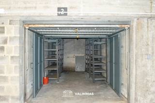 VALIMMAS verhuurt in het centrum van Asse deze individuele garagebox met manuele kantelpoort. Inclusief metalen rekken en extra metalen poort...