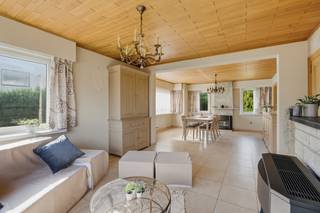 <p><strong>ALTRO VERKOOPT: Bezoekdag op afspraak</strong></p><p>Op een uitstekende en uiterst vlotte locatie te Machelen aan de Leie bieden wij u deze charmante, alleenstaande woning met enorm veel potentieel aan. De eigendom is strategisch gelegen op de verbindingsas tussen Deinze en Waregem met een snelle aansluiting op de belangrijkste invalswegen, terwijl u tegelijk geniet van de idyllische en rustige sfeer van Machelen aan de Leie.</p><p>Bij het betreden van de woning valt meteen op dat de leefruimtes op het gelijkvloers al een stijlvolle vernieuwing hebben ondergaan. De lichtrijke living en de keuken zijn volledig in orde en voorzien van dubbele beglazing. De overige ruimtes bieden de perfecte kans voor de handige doener om de woning helemaal naar eigen smaak op te frissen. Op de eerste verdieping bevinden zich 2 grote slaapkamers, 1 kleinere slaapkamer en een badkamer die klaar staan voor verfraaiing. Een grote opbergzolder zorgt daarnaast voor heel wat praktische uitbreidings- of opslagmogelijkheden.</p><p>Ook qua bijgebouwen en overige ruimtes troef troef: de inpandige garage kan eenvoudig worden omgevormd tot extra leefruimte, zoals een atelier, hobbyruimte of wasplaats. Buiten beschikt het perceel bovendien over een tweede, grote vrijstaande garage met bijhorende bergkotten, ideaal voor zelfstandigen of klussers. Dit is de perfecte opportuniteit voor wie op zoek is naar betaalbaar wonen op een toplocatie met de mogelijkheid om er een echte droomwoning van te maken.</p><p>Interesse om dit pand te bezoeken? <strong>Leen De Clercq – Altro Vastgoed </strong>0478 69 84 34 | leen@altro-vastgoed.be</p>