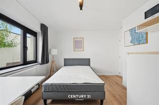 <p><strong>Welcome to this stylish 17 m² student room, located in a quiet and green neighborhood in Heverlee.</strong> This room combines comfort, functionality, and a modern look, making it ideal for students looking for a pleasant place to live and study.</p><p>Upon entering, you’ll immediately notice the bright and contemporary design. Thanks to the large windows, the room enjoys plenty of natural light and an open, pleasant atmosphere. Plus, you have direct access to the shared garden, where you can relax in peace.</p><p>The sleeping area is practically furnished and offers ample storage space. The stylish private bathroom is equipped with a shower, sink, and toilet.</p><p>You can cook in the shared kitchen, which is equipped with all modern appliances. In addition, each room features a convenient breakfast nook with its own refrigerator and microwave, offering extra comfort and convenience.</p><p>An ideal place to live comfortably, study, and enjoy student life.</p>