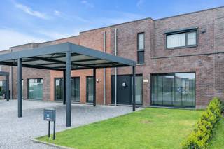 Instapklare, energiezuinige en trendy gezinswoning met 3 slaapkamers, EPC A (73), zonnepanelen en een sfeervolle overdekte veranda, gelegen aan In de Mool te Maasmechelen.<br /><br />Welkom in deze hedendaagse woning (bouwjaar 2018) waar stijl, comfort en duurzaamheid naadloos in elkaar overvloeien. Deze moderne gezinswoning is ontworpen met oog voor detail en toekomstgericht wonen, ideaal voor wie op zoek is naar een energiezuinige thuis in een aangename en levendige omgeving.<br /><br />Bij het betreden van de woning wordt u meteen ondergedompeld in een warme, lichtrijke sfeer. De ruime leefruimte vormt het hart van het huis en straalt een eigentijdse elegantie uit dankzij de harmonieuze combinatie van hoogwaardige materialen, zoals tegel- en laminaatvloeren, en sfeervolle dimbare verlichting. De vloerverwarming zorgt niet alleen voor een aangenaam en gelijkmatig binnenklimaat, maar draagt ook bij aan een efficiënter energieverbruik.<br />De open, volledig uitgeruste keuken is een echte eyecatcher en werd voorzien van kwalitatieve Siemens-toestellen en een duurzaam composiet werkblad. Hier kookt en leeft u in stijl, met alle comfort binnen handbereik.<br /><br />De woning beschikt over een praktische inkomhal met gastentoilet en een vlotte, functionele indeling die perfect aansluit bij het moderne gezinsleven. Op de verdieping bevinden zich drie volwaardige slaapkamers, ideaal als slaapruimte, thuiskantoor of hobbykamer. De badkamer is strak en stijlvol ingericht en uitgerust met een comfortabele bad-douchecombinatie.<br /><br />Ook buiten is het puur genieten. De aangelegde tuin biedt een oase van rust en privacy, met een gezellige overdekte veranda waar u het hele jaar door kan ontspannen. Het ruime terras en de onderhoudsvriendelijke tuin maken het plaatje compleet voor gezellige avonden, spelende kinderen of ontspannen weekends. Het tuinhuis biedt extra opbergruimte en de oprit vooraan voorziet plaats voor twee wagens.<br /><br />Wat deze woning extra bijzonder maakt, is de sterke focus op energiezuinigheid. Met een uitstekende EPC-score A (73) en de aanwezigheid van 14 zonnepanelen geniet u hier van een duurzame en toekomstgerichte woonst. De combinatie van doordachte isolatie, vloerverwarming en airconditioning zorgt het hele jaar door voor een optimaal wooncomfort met een verrassend laag energieverbruik. Dit resulteert niet alleen in aanzienlijk lagere energiekosten, maar ook in een duurzamer woonprofiel met een kleinere ecologische voetafdruk — een toekomstgerichte en slimme investering in uw woonkwaliteit.<br /><br />De ligging is een absolute troef. U woont hier in een rustige, kindvriendelijke buurt, maar toch vlak bij alles wat Maasmechelen te bieden heeft. Op korte afstand vindt u tal van winkels, scholen en gezellige eetadresjes waar u kan genieten van een verrassend divers culinair aanbod. Maasmechelen staat bekend om zijn multiculturele karakter, wat zich vertaalt in een rijke variatie aan restaurants: van Italiaanse en Turkse specialiteiten tot Aziatische keukens en lokale Belgische klassiekers.<br />Voor liefhebbers van natuur en ontspanning zijn er tal van mogelijkheden in de buurt. Denk aan prachtige wandel- en fietsroutes in de groene omgeving van het Nationaal Park Hoge Kempen, waar u volledig tot rust komt in een uniek landschap van bossen en heide.<br />Daarnaast bevindt Maasmechelen Village zich op korte afstand – een geliefde bestemming voor shoppingliefhebbers, met een ruim aanbod aan internationale merken in een stijlvolle setting.<br /><br />Kortom, deze trendy en instapklare woning combineert modern wooncomfort met een uitstekende energiezuinigheid en een topligging in een bruisende, groene omgeving. Een ideale thuis voor wie kwaliteit, duurzaamheid en levenskwaliteit hoog in het vaandel draagt.<br /><br />Neem gerust een kijkje in de 3D-tour en wandel alvast virtueel door de ruimte - wel zo makkelijk én leuk!<br />https://my.matterport.com/show/?m=DFzBgi5Rxmy<br /><br />STEDENBOUWKUNDIGE INFORMATIE:<br />- Stedenbouwkundige vergunning ontvangen: JA<br />- Stedenbouwkundige bestemming: Woongebied<br />- Verkavelingvergunning: NEEN<br />- Voorkooprecht RUP: NEEN<br />- Dagvaarding voor inbreuk op de stedenbouwkundige voorschriften: NEEN<br />- Overstromingsgevoeligheid van uw vastgoed:<br />P-score: A<br />G-score: A<br />EPC: A label, 73 kWH/m²<br />Certificaatcode: 73107-G-2016/0390/EP10894/A001/D05/SD001<br /><br />Wens jij deze woning te bezichtigen? Aarzel niet en neem contact met ons op, we staan voor je klaar!<br />Tel.: 0032 497 84 48 80<br />E-mail: info@caenenvastgoed.be<br /><br />Tot binnenkort!