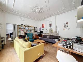 Ligging<br /><br />Deze centraal gelegen opbrengsteigendom bevindt zich op wandelafstand van Gent Zuid en het historische stadscentrum. De UGent, Arteveldehogeschool en meerder campussen zijn op wandel- fietsafstand. Met het openbaarvervoer is heel Gent vlot bereikbaar. Vlotte verbinding met de R4, E17 en E40. <br /><br />Indeling<br /><br />Deze brugerwoning bevat 7 vergunde studio's/appartementen. Op het gelijkvloers is een eerste appartement terug te vinden. Op het eerste verdiep zijn 2 studio's aanwezig, 3 studentenkamers op de tweede verdieping en tenslotte 1 studentenkamer op de derde verdieping. <br /><br />Rendement<br /><br />Het rendement na aankoopkosten bedraagt circa 5% na aankoopkosten. <br /><br />Troeven<br /><br />-Vergunde kamers <br />-Brandweerattest en conformiteitsattesten aanwezig <br />-Volledig verhuurd<br /><br />Voor inlichtingen en/of bezoek, bel Anthony De Reuck 0488 14 62 77