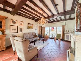 <h3> </h3>
<br />RUIME OPEN BEBOUWING, gelegen aan de voet van de Edelareberg, op een RUIM PERCEEL van ca. 1.034 m². Deze woning biedt dankzij haar RUIM WOONVOLUME van ca. 240 m², 4 SLAAPKAMERS en een VOLLEDIG ONDERKELDERDE VERDIEPING tal van MOGELIJKHEDEN om, MITS MODERNISERING, uit te groeien tot de IDEALE GEZINSWONING. De ligging vormt een absolute troef: u geniet hier van een GROENE OMGEVING, terwijl INVALSWEGEN, winkels, scholen en andere VOORZIENINGEN zich op KORTE AFSTAND bevinden. Een perfecte combinatie van NATUUR en BEREIKBAARHEID.<br />Via de ruime inkomhal met gastentoilet en aparte bureauruimte betreedt u de ruime woonkamer en de lichtrijke keuken met aanpalende berging. Aansluitend bevindt zich een orangerie, waar u het hele jaar door gezellig kan vertoeven met zicht op de tuin. Op de verdieping vindt u 4 ruime slaapkamers en een ingerichte badkamer. De zolderverdieping biedt bijkomende opbergmogelijkheden. De woning is bovendien volledig onderkelderd, wat zorgt voor extra bergruimte en een inpandige garage.<br />Buitenshuis geniet u van een prachtig groene tuin met voldoende privacy, ideaal om in alle rust te ontspannen.<br /><br />Adres: Edelareberg 3 te Oudenaarde<br /><br />EPC: 610kWh/m², G-score en P-score A, Renovatieplicht van toepassing