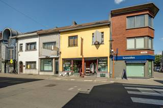 <span>Gelegen in het hart van Kontich, aan de Mechelsesteenweg 21, biedt deze opbrengsteigendom tal van mogelijkheden voor wie op zoek is naar geheel van investeren of een combinatie van wonen en investeren. Het gebouw omvat een handelspand op het gelijkvloers en vier studio’s op de verdiepingen.</span><br /><br /><span>Het handelspand heeft een brede voorgevel en is momenteel ingericht als één ruimte, maar kan eenvoudig worden opgesplitst in twee afzonderlijke units dankzij de indeling en toegangsmogelijkheden. Dit biedt flexibiliteit voor wie wenst te verhuren, zelf uit te baten of te combineren.</span><br /><br /><span>Achteraan het perceel bevindt zich een verrassend ruime tuin — een zeldzaamheid in het centrum — wat een extra troef vormt, zowel voor privégebruik als mogelijk voor de gebruikers.</span><br /><br /><span>Enkele troeven:</span><br /><span>✔ Handelspand met opsplitsingsmogelijkheden</span><br /><span>✔ Vier studio’s verdeeld over de verdiepingen</span><br /><span>✔ Ruime tuin, uitzonderlijk voor centrumligging</span><br /><span>✔ Centrale locatie met goede bereikbaarheid</span><br /><span>✔ Interessant als investering of combinatie wonen/werken</span><br /><br /><span>Meer informatie of een bezoek? Contacteer ons via 0492 83 88 19 of jarno@groepvanhaute.be</span>