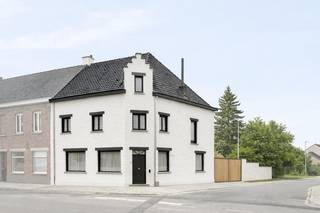 <strong>Ruime hoekwoning met 4 slaapkamers, zonnige tuin en uitzonderlijk potentieel te Beitem (mogelijkheid tot huren achterliggende loods)</strong><br /><br />Tegenover de Sint-Godelievekerk in het hart van Beitem-Roeselare vinden we deze ruime hoekwoning terug, een eigendom die weliswaar een opfrissing vraagt, maar vooral uitblinkt door haar grote bewoonbare oppervlakte van maar liefst 231 m² en haar veelzijdige indelingsmogelijkheden. Het pand is gelegen op een uiterst bereikbare ligging op wandelafstand van lagere school, openbaar vervoer, slager, bakker, frituur, ...<br /><br />Bij het betreden van de woning komen we in de inkomhal, die toegang biedt tot de verschillende leefruimtes. Vooraan bevindt zich de ruime leefkamer, die naadloos overgaat in een gezellige zithoek — een aangename plek om tot rust te komen. Daarnaast is er een droge kelder, ideaal voor extra opbergruimte. <br /><br />De woning beschikt over een geïnstalleerde hoekkeuken met een praktische ontbijthoek, perfect voor dagelijkse momenten met het gezin. Op het gelijkvloers vinden we bovendien een slaapkamer, die ook uitstekend kan dienen als bureelruimte of praktijk, wat de woning bijzonder geschikt maakt voor thuiswerk of zelfstandige activiteiten.<br /><br />Verder omvat het gelijkvloers een apart toilet, een badkamer met instapdouche en enkele wastafel, een wasplaats en een ruime berging, wat zorgt voor een uiterst functionele indeling en voldoende potentieel voor uitbreiding of opbergmogelijkheden.<br /><br />De onderhoudsvriendelijke tuin van ca. 120 m² is zongericht en bereikbaar via de zijkant van de woning.<br />Hier kan zonder moeite een gezellige stadstuin worden gecreëerd, ideaal om te genieten van rust en privacy in een aangename buitenomgeving.<br /><br />Op de verdieping bevindt zich een nachthal die toegang geeft tot drie volwaardige slaapkamers. Aansluitend is er een extra zolderruimte, voorzien van een vaste trap naar de ruime hoofdzolder.<br /><br />Deze verdieping biedt een uitzonderlijk uitbreidingspotentieel en leent zich perfect voor het creëren van bijkomende slaapkamers met dressing, een hobby- of speelkamer, een thuiskantoor, een man-cave of een ontspanningsruimte.<br />Dankzij de royale oppervlakte kan deze ruimte volledig worden ingericht naar eigen wensen en noden, waardoor de woning moeiteloos kan meegroeien met een gezin of veranderende levensstijl.<br /><br />Kortom, deze woning is een uitstekende opportuniteit voor wie op zoek is naar ruimte, karakter en potentieel, op een centrale en charmante ligging in Beitem. Met de juiste aanpak kan dit pand worden omgevormd tot een prachtige gezinswoning op maat.<br /><br /><strong>De bijgevoegde renderbeelden, bewerkt via AI, geven u alvast een inspirerende blik op het enorme potentieel van deze woning. Deze beelden zijn louter ter illustratie en houden geen renovatieverplichting in, maar tonen hoe deze woning kan transformeren tot een hedendaagse, sfeervolle thuis.</strong><br /><br />EPC 777 kWh/m2 (F-Label) UC3756642<br /><br />+ Hoekwoning met ruime bewoonbare oppervlakte van 231m2<br />+ Vlotte bereikbaarheid met de nodige invalswegen<br />+ Wandelafstand van lagere school, openbaar vervoer, winkels, ...<br />+ Goed onderhouden gezinswoning met potentieel<br />+ 4 slaapkamers en mogelijkheid tot meerdere en bureelruimte<br />+ Zongerichte onderhoudsvriendelijke tuin van circa 120m2<br />+ Zij-ingang biedt een extra troef<br />+ Mogelijkheid tot huren achterliggende loods<br /><br />KOOP DEZE HOEKWONING RECHTSTREEKS VAN DE EIGENAARS!<br /><br />0475/62.87.43 <br /><br />DIT PAND WORDT VERKOCHT ZONDER VASTGOEDMAKELAAR!<br /><br />Ook beslist om uw eigendom te verkopen? Bespaar de makelaar dankzij onze reeds bewezen succesformule.