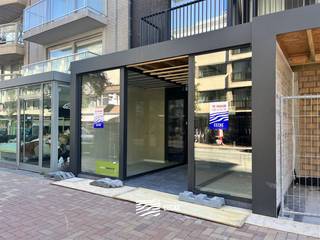 Rez-de-chaussée commercial nouvellement construit sur un emplacement central dans une rue commerçanteLa propriété sera livrée en casco, différentes...