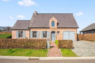 Deze charmante woning is rustig gelegen nabij het centrum van Hulshout, op een mooi perceel van 707 m². De woning beschikt over een...