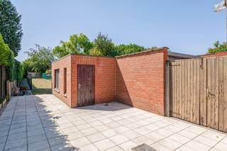 <strong><span>Ruime en volledig gerenoveerde rijwoning met 4 slaapkamers, tuin en centrale ligging in Sint-Lenaerts!</span></strong><span> Deze instapklare woning werd het voorbije jaar grondig gerenoveerd en beschikt over een ruime woonkamer van ca. 43,5 m², een grote leefkeuken van ca. 24 m², 4 volwaardige slaapkamers, 2 badkamers en een polyvalente ruimte. Verder geniet de woning van een veranda, aangename tuin met terras, tuinkamer en meerdere bergingen. Dankzij de praktische zijtoegang is de achtertuin vlot bereikbaar. Het dak, de isolatie, vloeropbouw en diverse technieken werden vernieuwd. Gelegen in een rustige eenrichtingsstraat, pal in de dorpskern van Sint-Lenaerts. </span><strong><span>Een ruime, instapklare gezinswoning.</span></strong>