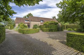 Deze veelzijdige eigendom biedt een unieke combinatie van wonen en werken op één adres. De woning beschikt over twee volledig ingerichte praktijk-...