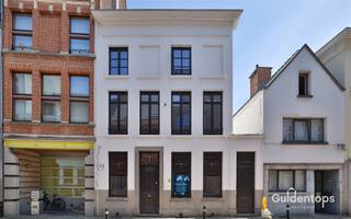 <p>Langs een aparte zij-ingang, betreden we via een authentieke trap het appartement op de 1ste verdieping. De zorgvuldige renovatie omvat een prachtige parketvloer die het appartement een elegante en warme uitstraling geeft. De ruime leefruimte, die naadloos overgaat in de open keuken, biedt een weids uitzicht met op de achtergrond de Sint-Gummaruskerk. Een grote glazen deur, geeft ons toegang naar het ruime dakterras, waardoor je kunt genieten van een unieke buitenervaring.</p><p>Het appartement beschikt voorts over twee ruime slaapkamers, een luxe badkamer met een moderne inloopdouche en dubbele wasbak. De aparte toilet en berging zorgen voor extra gemak. Kortom, dit appartement biedt niet alleen karakter en charme, maar ook het comfort van modern wonen.</p><p>Troeven:</p><p>Prachtig gerenoveerd,</p><p>top energetische score (A-label!),</p><p>Lichte en ruime leefruimte,</p><p>Twee ruime slaapkamers,</p><p>Gelegen in het hart van Lier, vlakbij de Grote Markt, de winkelstraat en het Zimmerplein.</p>