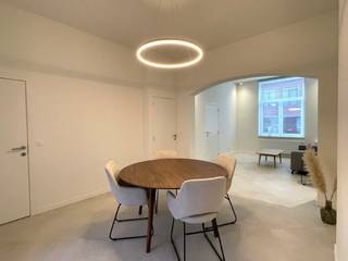 Deze charmante en recent (2025) en volledig gerenoveerde rijwoning combineert hedendaags wooncomfort met een warme, huiselijke sfeer.Dankzij de grote...