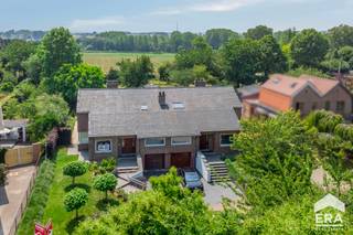 [[ DIT PAND NEEMT DEEL AAN DE ERA OPEN HUIZEN DAG OP 6/12 VAN 11:00 TOT 12:00 ]]
<p>In het landelijke en toch centraal gelegen Itterbeek, vinden we deze verrassend ruime en solide gezinswoning terug. Met <strong>vijf slpks</strong>, <strong>2 badkamers</strong> en aangename leefruimtes, is dit de perfecte woning voor wie op zoek is naar ruimte, comfort en een groene omgeving.</p><p><br /></p><p>De woning verwelkomt je via een <strong>inkomhal met ingebouwde kasten</strong>, die toegang geeft tot een <strong>lichtrijke leefruimte</strong> met een <strong>gezellige salon</strong> en een <strong>eetkamer die uitgeeft op de tuin</strong>. De aansluitende keuken is volledig uitgerust. </p><p><strong>Op het gelijkvloers</strong> bevinden zich : <strong>2slaapkamers</strong>, een <strong>douchekamer</strong>, een apart toilet en een bureau, wat deze verdieping ook perfect maakt voor <strong>gelijkvloers wonen</strong> of praktijkruimte aan huis.</p><p>Op de <strong>1ste verdieping</strong> vind je<strong> 3 ruime slaapkamers</strong>, een<strong> badkamer met ligbad en toilet</strong>, en een handige bergruimte. </p><p><br /></p><p>Buiten geniet je van een<strong> ruim terras</strong>, <strong>tuin met tuinhuis</strong> en een <strong>oprit</strong> met plaats voor 2wagens. De <strong>garage</strong> biedt plaats aan 2 auto's, woning is<strong> volledig onderkelderd.</strong></p><p><br /></p><p><strong><u>Technische kenmerken:</u></strong></p><p>- Regenwaterput </p><p>- Waterverzachter</p><p>- Alarm</p><p>- EPC C, geen renovatieverplichting!</p><p><br /></p><p>De gegeven informatie en opgegeven oppervlaktes zijn louter indicatief en houden geen enkele juridische verbintenis in.</p><p>Voor meer info : https://www.era.be/visie</p>