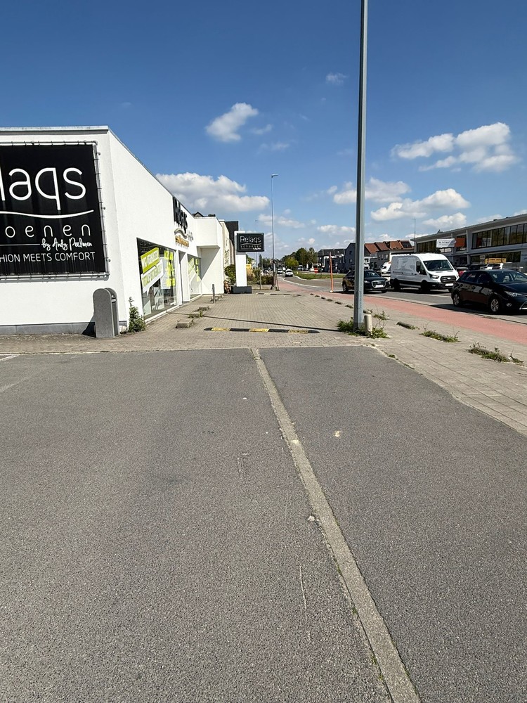 BAANWINKEL MET PARKING NABIJ MEDI MARKET, CARREFOUR, KRËFEL, ... - foto 5