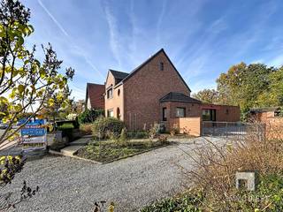 Prachtige woning in Tessenderlo met ruime woonoplossing en praktische buitenruimtes. Deze gezinswoning biedt drie slaapkamers, een...