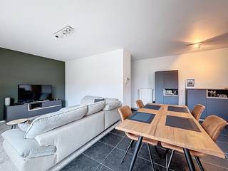 Laken - Mogelijk om gemeubeld te huren - Dit prachtige 2 slaapkamer appartement met terras is gelegen op de 1st verdieping op wandelafstand van het Park van Laken, het Laarbeekbos en de site van Tour & Taxis. Indeling van het appartement:Inkom - volledig geïnstalleerde keuken - leefruimte - eetruimte - gastentoilet - berging - slaapkamer 1 - douchekamer - slaapkamer 2 - terras - kelderberging - Parkeerplaats (+100€)De gemeenschappelijke kosten, onder de vorm van een provisie, bedragen 120,00 EUR/maand en dienen voor het onderhoud van de gemeenschappelijke delen, lift en syndicus.Beschikbaar vanaf 1/06/2026 !Bezoekaanvragen via onze site DEWAELE.com! __________Ontdek dit appartement in Laken, een ideale woonomgeving waar alle voorzieningen, zoals het zwembad van Laken, zich op wandelafstand bevinden.De bereikbaarheid is een van de grootste troeven van deze locatie. Het knooppunt Bockstael, met directe toegang tot metro, tram, bus en trein, bevindt zich op wandelafstand. Bovendien is de trendy site van Tour & Taxis eenvoudig te voet of met de fiets te bereiken via een aangrenzende groene wandelroute.Het gebouw is veilig, modern en goed onderhouden. De aanwezige camerabewaking en de binnenkort te installeren extra beveiligde voordeur zorgen voor uw gemoedsrust. Binnen heerst een prettige en respectvolle sfeer onder de bewoners. De residentie beschikt over een rustige, gemeenschappelijke tuin.