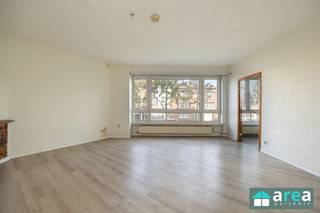 <p><span>Dit op te frissen en centraal gelegen appartement is gelegen op de grens van Hoboken en Kiel. In de directe omgeving vindt u tal van winkels, supermarkten (oa. Lidl, Albert Heijn &amp; Carrefour) en horecazaken. Ook scholen, openbaar vervoer, parken en speeltuinen bevinden zich op wandelafstand. Dankzij de vlotte verbinding met de A12 en E34 alsook de nabijheid van de Ring geniet u hier van een uitstekende bereikbaarheid.</span></p><p><span>Grootste troeven</span></p><p><span>- Gunstige EPC-score B<br />- Centrale ligging<br />- Veel lichtinval<br />- Gunstige bereikbaarheid<br />- Berging</span></p><p><span>Indeling</span></p><p><span>Bij het binnentreden van het appartement komt men in de hal die toegang biedt tot de leef- en eetruimte, twee volwaardige slaapkamers en de badkamer. De ruime leef- en eetruimte van 30 m² geniet van veel natuurlijke lichtinval dankzij de raampartijen. Aansluitend bevindt zich de keuken voorzien van een inductiekookplaat met dampkap, een dubbele spoelbak en veel opbergkasten.</span></p><p><span>Verder zijn er twee volwaardige slaapkamers van respectievelijk 15 m² en 7 m². De badkamer is uitgerust met een bad, een ruime wastafel en voldoende kastruimte.</span></p><p><span>Voor meer informatie kan u terecht bij Area Partners: info@area.be of 03/284.60.60</span></p><p><span><br /> </span></p><p><span> </span></p><p><span> </span></p><p><span> </span></p><p><span> </span></p>