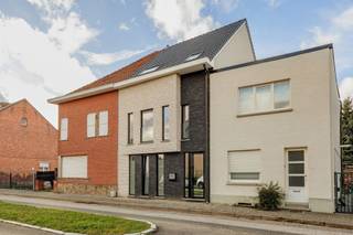 <p><span>Malines Sud est l'endroit idéal pour ceux qui veulent se rendre à Bruxelles ou à Anvers. La circulation y est très lente en raison de la proximité d'un petit rétrécissement de route. Derrière le jardin, vous passez par une route et garez votre voiture devant votre propre garage box, qui est inclus dans la vente. Esthétiquement, cette maison se distingue par la belle combinaison de briques collées blanches et noires sur la façade, combinée à des fenêtres en alu noir. La qualité a été résolument choisie sur tous les fronts : escaliers en béton revêtus de bois, carrelage de 90 x 90 cm, chauffage par le sol, canalisations et gouttières en zinc patiné noir, etc. Les finitions coûteuses autour du meuble TV et sur les plafonds prouvent que cette maison n'a pas été rénovée pour gagner de l'argent, mais bien pour en faire une belle demeure pour les décennies à venir. La cuisine équipée présente un niveau de finition inégalé, avec un plan de travail en composite et un îlot où l'on peut manger à 5 personnes. Un Quooker et de nombreux appareils Siemens agrémentent la cuisine : lave-vaisselle, grill, plaque de cuisson, lave-linge, congélateur, réfrigérateur, machine à expresso intégrée, 2 réfrigérateurs à vin et pas moins de 3 fours (tous combi’s, dont 2 avec fonction vapeur). Aux étages, on trouve 4 chambres confortables et 2 salles de bains. La grande salle de bains  comprend une douche spacieuse à l'italienne, des toilettes suspendues et une double armoire avec des colonnes. Dans le grenier, une pièce supplémentaire entièrement finie est cachée sous le toit. Dans le jardin clos, derrière la terrasse carrelée, un grand figuier orne la pelouse.</span></p>