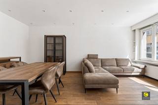 <p><span>Instapklaar gelijkvloers appartement nabij Stadspark</span></p><p><span>Op zoek naar een gezellig en praktisch appartement in een bruisende buurt van Antwerpen? Ontdek dit charmante gelijkvloers appartement aan de Antoon Van Dyckstraat 76, ideaal gelegen in de populaire wijk Zurenborg, op wandelafstand van winkels, horeca, openbaar vervoer en invalswegen. Bovendien ligt het Stadspark op slechts 4 minuten wandelen perfect voor een dagelijkse wandeling of ontspanning in het groen.</span></p><p><span>Bij het binnenkomen valt meteen de donkerblauwe tegelvloer in de inkomhal op, die een stijlvolle toegang biedt tot de rest van het appartement. Links bevindt zich de lichte leefruimte op parket, waar u ook een volledig geïnstalleerde beige keuken vindt met alle nodige voorzieningen voor hedendaags comfort.</span></p><p><span>Verder via de hal, waar zich een apart gastentoilet bevindt, komt u in de ruime slaapkamer met ingebouwde kasten. Aansluitend is er een handige opbergruimte met aansluitingen voor wasmachine en droogkast praktisch en discreet weggewerkt.</span></p><p><span>De badkamer is volledig betegeld en beschikt over een ligbad met douche</span><span>kop.</span></p><p><span>Belangrijke troeven:</span></p><ul><li><span>Elektriciteit conform </span></li><li><span>Asbestveilig</span></li><li><span>Dubbele beglazing met PVC-ramen</span></li><li><span>EPC-score D (eenvoudig te verbeteren door isolatie van het kelderplafond)</span></li><li><span>Toplocatie: rustige straat in een bruisende buurt</span></li><li><span>Stadspark op 4 minuten wandelen</span></li></ul><p><span>Of u nu op zoek bent naar uw eerste eigen stek, een investering of een pied-à-terre in de stad, dit appartement biedt comfort, veiligheid en potentieel op een uitgelezen locatie.</span></p><p><span>Mis deze kans niet maak vandaag nog een afspraak voor een bezoek!</span></p>