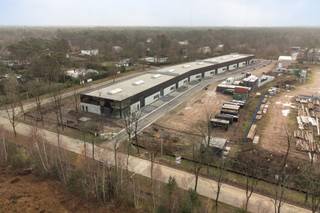 In het bedrijvenpark aan de Toekomstlaan in Beerse worden er deze KMO-units verkocht. Het nieuwbouwproject bestaat uit 9 kwalitatieve en hyper-geïsoleerde nieuwbouw KMO-units en een loft met landschapskantoor. Eén unit is afgewerkt met een tussenvloer, de overige zitten in de afwerkingsfase. Er zijn reeds 4 units verkocht. <br /><br />De units hebben een oppervlakte tussen 353 m² en 470 m² en een vrije hoogte van 6,4m. De units worden casco opgeleverd, maar er is een mogelijkheid om de units te voorzien van een extra verdieping en/of tussenwanden, of van andere technische specificaties. De vloer in polybeton wordt gerealiseerd na bespreking met de koper. <br /><br />Aan elke unit zijn 3 parkeerplaatsen gelegen. <br /><br />Elke unit is uitgerust met:<br />• een geïsoleerde elektrische sectionaalpoort (4 m x 4,5 m) <br />• polybetonvloer (wordt gerealiseerd na overleg met koper) <br />• lichtstraat met rook- en warmteafvoer <br />• regenwaterput van 10.000 liter <br /><br />De site ligt in de industriezone van Beerse, tussen Turnhout en Antwerpen, en is vlot bereikbaar via de Antwerpsesteenweg en de E34. Dat maakt dit project bijzonder interessant voor bedrijven actief in de noordrand van Antwerpen.<br /><br />Deze site is niet alleen aantrekkelijk als nieuwe bedrijfslocatie, maar ook als opbrengsteigendom. Investeren in bedrijfsvastgoed is een interessant alternatief voor beleggers die op zoek zijn naar een mooi rendement en waardegroei.