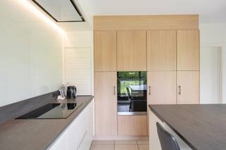 INDELINGVia de inkomhal, met apart toilet en bureauruimte, komt u de woning binnen.De leefruimte, toegankelijk langs een stalen deur, is ruim en...