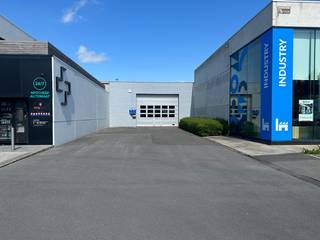 <p><strong>TE HUUR ROESELARE</strong>: Handelsruimte of loods MET COMMERCIËLE UITSTRALING<br />De handelszaak (nog in te richten) of eventueel magazijn bevindt zich langs de Diksmuidesteenweg en is zeer toegankelijk. Via een sectionale poort komt men in het magazijn dat volledig geïsoleerd is.<br />De oppervlakte bedraagt circa 370m². 2 aparte ruimtes die kunnen dienst doen als bureel zijn beschikbaar. Er is tevens op de voorliggende parking plaats voor 4 wagens.<br />Toilet voorzien </p>

<p>De ruimte werd juist voorzien van nieuwe led TL-verlichting (niet op foto). Regenwater en elektriciteit zijn voorhanden, verwarming op stookolie<br />3 maanden huurwaarborg  en onroerende voorheffing voor huurder</p>

<p> </p>