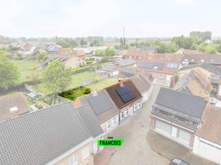 In Watou (deelgemeente van stad Poperinge), op rustige én charmante ligging bevindt zich deze bungalowwoning. Deze opgefriste woning heeft...