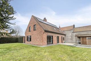 Cette maison extrêmement bien située dispose de 4 chambres, d'un garage double et d'un jardin confortable. La maison est située dans un quartier...