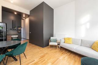 <p><span> </span></p><p><span>Op zoek naar een instapklare stek op een supercentrale locatie? Dit recent gerenoveerde één-slaapkamerappartement op het gelijkvloers combineert een modern interieur, hoog plafond, veel licht, een gezellig terrasje én een praktische indeling. In een kleinschalig gebouw zonder maandelijkse kosten én met kelderberging en fietsenstalling </span></p><p><span> </span></p><p><span>Strak &amp; warm wonen</span></p><p><span>In de leefruimte geniet je meteen van de hoge plafonds en het vele licht dat binnenvalt via de grote ramen. De houten vloer en de zachte tinten creëren een warme, moderne sfeer. Een perfecte leefhoek met ruimte voor een eetplek én cozy zithoek.  De open keuken vormt een mooi geheel met de leefruimte. Ze is volledig uitgerust met oven, kookplaat, dampkap, vaatwasser en spoelbak — ideaal voor wie graag kookt. De donkere tinten, houtaccenten en strakke lijnen geven de keuken een stijlvolle uitstraling. Vanuit de keuken stap je via de achterdeur naar het terras.</span></p><p><span> </span></p><p><span>Badkamer &amp; wasplaats</span></p><p><span>De badkamer is compact maar slim ingericht en voorzien van een moderne douche, lavabo en toilet. De tegelvloer maakt het praktisch en onderhoudsvriendelijk.  Handig detail: de aparte wasplaats met aansluiting voor wasmachine bevindt zich vlak ernaast.</span></p><p><span> </span></p><p><span>Rustige slaapkamer &amp; Gezellig terrasje</span></p><p><span>Achteraan ligt de ruime slaapkamer, weg van de straatkant, met voldoende plaats voor een dubbel bed en kleerkasten. Dankzij de ligging aan de koer geniet je hier van extra rust.  De private buitenruimte is perfect voor een koffiemoment, een aperitief of enkele plantjes. Compact, onderhoudsvriendelijk en supergezellig.</span></p><p><span> </span></p><p><span>Centrale buurt in volle ontwikkeling</span></p><p><span>Je woont hier vlak bij het station, tram en bus, én meerdere velo-stations. De Stuivenbergsite — die binnenkort wordt herontwikkeld tot een mix van buurtgerichte functies met groene openbare tuinen — ligt om de hoek. Een buurt met toekomst én alles binnen handbereik.</span></p><p><span> </span></p>