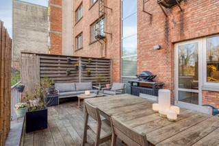 Dit volledig gerenoveerde appartement van ca. 92 m² beschikt over een riant terras van 25 m² aan de achterzijde en een gezellig terras aan...