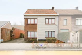 Deze charmante halfopen bebouwing biedt 195 m² bewoonbare oppervlakte op een perceel van 552 m² en is ideaal voor gezinnen of handige kopers die een woning volledig naar eigen smaak willen renoveren. De woning beschikt momenteel over 3 slaapkamers, met de mogelijkheid om een 4e grote slaapkamer op zolder te creëren.<br /><br />De ruime tuin, oprit en garage maken dit pand zeer praktisch. Dankzij de EPC E is er renovatieverplichting, maar dit geeft u de kans om een woning volledig naar uw wensen in te richten. Tal van mogelijkheden aanwezig voor uitbreiding of herinrichting van de ruimtes.<br /><br />Ligging: rustig gelegen in Heikant-Zele, met vlotte verbinding naar lokale scholen, winkels en openbaar vervoer.<br /><br />Kortom: een woning met veel potentieel voor gezinnen of investeerders die willen bouwen aan hun droomhuis in een groene, centrale omgeving.<br /><br />Interesse? Contacteer Senne via 0499 47 10 68 of via senne@woonvast.be