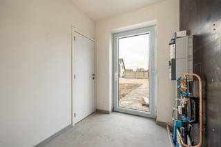 <p><strong>INDELING<br />GELIJKVLOERS<br /></strong>Inkomhal. Toiletruimte met handenwasser.<br />Bureauruimte/speelkamer (<span>9,24</span>m²).<br />Woonkamer met open keuken en keukeneiland (<span>51,77m²</span>) met toegang naar het terras met tuin en trap naar de dakverdieping.<br />Keuken voorzien van volgende toestellen: inductiekookplaat, afzuigkap, combi-oven, vaatwasser en koelkast.<br />Berging/wasplaats met warmtepomp en aansluiting voor wasmachine en droogkast.<strong><br /><br />1STE VERDIEPING<br /></strong>Overloop. Toiletruimte.<br />3 slaapkamers, waarvan 1 met dressingruimte die ook toegang geeft naar de badkamer (<span>17</span><u>,10m²</u>, <u>11,64m²</u> en <span>10</span><u>,56m²</u>).<br />Badkamer voorzien van inloopdouche en dubbel badkamermeubel.<strong><br /><br />BUITEN</strong><br />Terras met zonrijke tuin en rechtstreekse toegang naar de carport met fietsenberging.<strong><br /><br />POSITIEVE ASPECTEN<br /></strong>Energiezuinige nieuwbouwwoning (zonnepanelen en warmtepomp (verwarming én koeling))<br />Bureauruimte en 3 volwaardige slaapkamers<br />Gelegen in een landelijke omgeving met mooi zicht over de weilanden<br />Op wandelafstand van het centrum en van de natuur<br />Mogelijkheid tot aankoop van een extra autostaanplaats<br /><br /><em><u>Project en uitvoering: Ludo Van Calster BV te Hoogstraten.<br /><br /></u>Prijzen zijn exclusief BTW en registratierechten<br /><br />Contacteer ons voor meer informatie of een bezoek ter plaatse.</em></p>