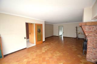 Te renoveren half open bebouwing met 5 slaapkamers, 2 badkamers en garage op een perceel van 584 m² op een goede locatie te Wommelgem, bestaande uit: inkomhal met voldoende plaats voor vestiairekast, woonkamer in L-vorm met veel lichtinval en voorzien van haard, basis ingerichte keuken, handige bijkeuken, apart toilet en veranda. Op de eerste verdieping zijn er 3 volwaardige slaapkamers en een badkamer voorzien van douche, lavabo en toilet. Op de tweede verdieping zijn er nog 3 extra kamers en eenvoudige badkamer voorzien van lavabo en toilet. Voorts beschikt de woning nog over een ruime oprit met garage en grote tuin. Deze woning dient een grondige renovatie te ondergaan maar biedt veel potentieel. EPC: 850 kWh/m² (renovatieverplichting van toepassing). Beschikbaar bij akte.