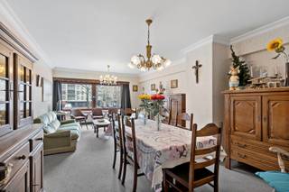 <p>Gelegen op de Grote Markt, in het hartje van Blankenberge, ter hoogte van de jachthaven, op wandelafstand van het strand en winkels, stellen wij u dit te renoveren lichtrijk appartement van 80m² voor op de eerste verdieping. Het biedt een ruime inkomhal, lichtrijke woonkamer, aparte keuken, balkon, apart toilet in de gang, berging, twee slaapkamers (12m² - 12m²), badkamer met ligbad. EPC: B. Beschikbaar bij akte. Zal u bekoren door zijn ideale ligging, goede EPC en mogelijkheden. Dit is een top opportuniteit als u op zoek bent naar een investering of tweede verblijf. Zeker te bezoeken!</p>