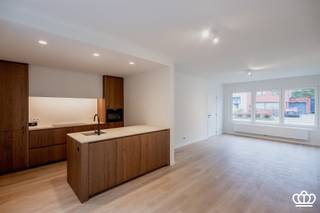 <p><span>Instapklare, energiezuinige woning (EPC A) op een zonnig perceel in een rustige woonwijk te Brasschaat! </span><span><br />Deze hoogwaardig gerenoveerde woning werd in 2025 volledig vernieuwd in een moderne stijl met warme accenten.</span></p><p><span> </span></p><p><span>INDELING </span></p><p><span> </span></p><p><span>Gelijkvloers </span><span><br />Via de inkomhal met gastentoilet en handenwasser betreedt u de woning. Deze geeft uit op de lichtrijke leefruimte, die geniet van een mooi zicht op de tuin en directe toegang biedt tot het open terras via een groot schuifraam.<br />De moderne keuken is strak afgewerkt met warme hout accenten, een travertin natuurstenen blad en een kookeiland. Ze is volledig uitgerust met kwalitatieve AEG inbouwtoestellen en hedendaags comfort.<br />Aansluitend bevindt zich een praktische berging/wasplaats met aansluiting voor wasmachine en droogkast, evenals de CV-ketel op aardgas. Vanuit hier is er toegang tot de inpandige garage met automatische poort.</span></p><p><span> </span></p><p><span>Eerste verdieping</span><span><br />De houten trap leidt naar de eerste verdieping, waar zich twee slaapkamers bevinden. Beide kamers zijn uitgerust met een warmtepomp die zowel kan verwarmen als koelen.</span></p><p><span>De stijlvolle badkamer is volledig betegeld en beschikt over een ligbad, een ruime inloopdouche, een dubbele wastafel met LED-verlichte spiegels, een toilet en een handdoekradiator.</span></p><p><span><br />Tweede verdieping</span></p><p><span>Via een vaste houten trap bereikt u de tweede verdieping, waar zich de master bedroom bevindt, eveneens uitgerust met een warmtepomp. De zichtbare houten balken geven deze ruimte een bijzonder charmant en karaktervol accent. </span></p><p><span> </span></p><p><span>Kelder</span></p><p><span>De woning beschikt over een kruipkelder, met uitzondering van de garage. </span></p><p><span> </span></p><p><span>Tuin</span></p><p><span>De woning is gelegen op een zuid-oost georiënteerd perceel. Vooraan bevindt zich een ruime oprit en een aangelegde, omheinde voortuin. Achteraan is er een open terras en een mooi aangelegde, volledig omheinde en onderhoudsvriendelijke tuin. </span></p><p><span> </span></p><p><span>Bijzonderheden</span></p><p><span>- De woning werd in 2025 volledig gestript en gerenoveerd met gebruik van kwalitatieve materialen.</span></p><p><span>- EPC A-label (nieuw dak, 8 zonnepanelen, warmtepomp, overal HR-beglazing,...) </span></p><p><span>- Elektriciteit is conform en de woning is asbestvrij</span></p><p><span>- De oppervlaktes zijn indicatief en gebaseerd op het EPC. </span></p><p><span> </span></p>