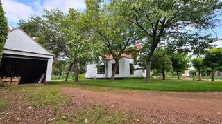 Deze te renoveren villa met 4 kamers te koop in Deerlijk geniet van een totaal perceel van ca.1.557m². De woning bevindt zich op gunstige doch...