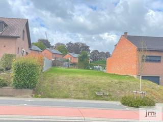 Deze bouwgrond is gelegen nabij het centrum van Borgloon en telt een oppervlakte van 539m² .De breedte van de grond aan de straatzijde bedraagt 12...