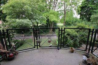 Dit appartement op de eerste verdieping en beschikt over o.a. een terras vooraan, twee (achteraan gelegen) slaapkamers, een handige berging naast de keuken en grote, ondergrondse garagebox.<br /><br />Maandelijkse provisie van € 75 betreft gemeenschappelijke kosten deel huurder.<br />Individuele verbruiksmeters van gas, water en elektriciteit.<br /><br />Het appartement is gelegen vlakbij o.a. Gasthuisberg, oprit E40/314 en het Van Waeyenberghpark.<br />Het ligt op de binnenring, maar is ervan gescheiden door een brede, groene buffer (Oude Vestenpark); wat - gezien ook de alu-ramen met dubbel glas - een rustig woongenot garandeert.<br /><br />Vrij 1 FEBRUARI, maar mogelijk al op 1 DECEMBER.<br />Huurcontract 3-6-9 (9 jaar). Betreft hoofdverblijfplaats (geen professioneel gebruik, geen studenten).<br /><br /><em>Te bezichtigen na TELEFONISCH contact op 016 23 44 16 tijdens de openingsuren (niet via mail aub, bedankt).<br />VIEWINGS AFTER CALLING US ON 016 23 44 16 during office hours (not by email please, thank you).</em>