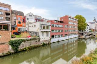 [[ DIT PAND NEEMT DEEL AAN DE ERA OPEN HUIZEN DAG OP 6/12 VAN 9:30 TOT 10:30 ]]
<p><strong>Mechelen: Royaal herenhuis met tuin langs de Dijle en met zicht op de Kruidtuin te koop</strong><br /><br />In het hart van Mechelen, in de charmante Hanswijkstraat, bevindt zich dit statige herenhuis met uitzonderlijke troeven zoals een zeer gunstig EPC rapport, een gevelbreedte van 7,8m en hoge plafonds. De woning biedt een zee aan ruimte en combineert historische charme met hedendaagse mogelijkheden. Het gelijkvloers pronkt met prachtig behouden authentieke elementen die de grandeur van weleer benadrukken, terwijl de bovenliggende verdiepingen veelzijdig inzetbaar zijn.</p>

<p>Met zijn royale indeling kan dit pand worden ingericht als drie afzonderlijke wooneenheden of als één imposante gezinswoning met alle ruimte en comfort. De bijzonder ruime kelder biedt extra opslag- of hobbyruimte en versterkt de mogelijkheden van dit unieke pand.</p>

<p>Achteraan geniet u van een grote tuin met terras, waar u in alle rust kan ontspannen met een prachtig zicht op de Dijle en de groene Kruidtuin. Dankzij de zonnepanelen op het dak is de woning bovendien voorzien van duurzame energieoplossingen.</p>

<p>Dit herenhuis kent geen renovatieverplichting en laat u dus volledig vrij om het pand naar eigen smaak en noden verder vorm te geven. Een zeldzame kans om te wonen op een toplocatie in het centrum van Mechelen, met alles binnen handbereik.<br /><br /><strong><u>Indeling</u>:</strong><br /><u>Kelderverdieping</u>: Royale kelder met toegang tot de tuin<br /><u>Gelijkvloers</u>: Inkomhal - woonkamer - eetkamer - keuken - veranda - terras<br /><u>Eerste verdieping</u>: Slaapkamer - badkamer<br /><u>Tweede verdieping</u>: Ingericht al studio<br /><u>Derde verdieping</u>: Ingericht als studio</p>