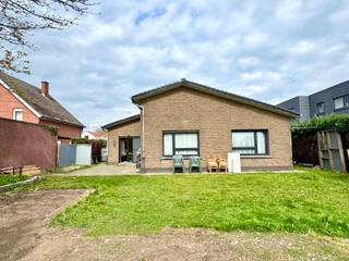 Deze bungalow is SUPER gelegen in een zeer mooie en rustige wijk. Brede oprit, ruime garage, 3 grote slaapkamers, afzonderlijke bureau en...