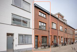 In een rustig straatje, op wandelafstand van het bruisende stadscentrum, bevindt zich deze volledig gerenoveerde woning waar ruimte, licht en hedendaags wooncomfort centraal staan. De woning werd in 2019-2020 grondig vernieuwd en verkeert vandaag in uitstekende staat.<br /><br />Via de inkomhal met gastentoilet kom je in de moderne, volledig uitgeruste keuken. Achteraan opent de woning zich naar een gezellige eet- en leefruimte met directe toegang tot de zonnige stadkoer, een aangename plek om in alle rust van het buitenleven te genieten.<br /><br />De eerste verdieping is volledig ingericht als masterverdieping, met een ruime slaapkamer en een stijlvolle ensuite badkamer uitgerust met ligbad, douche, dubbele lavabo en toilet. Op de tweede verdieping bevinden zich nog twee volwaardige slaapkamers, elk voorzien van een eigen lavabo, en een tweede badkamer met douche en toilet.<br /><br />De absolute blikvanger van deze woning bevindt zich op de bovenste verdieping: een royaal en zonnig dakterras met veel privacy, een zeldzame luxe midden in Leuven.<br /><br />Met een bewoonbare oppervlakte van circa 150 m², een gunstig EPC B, conforme elektriciteit, een vernieuwd dak en een asbestveilig attest biedt deze woning niet alleen charme, maar ook gemoedsrust. Daarnaast beschikt ze over een praktische kelder en is er de mogelijkheid om een parkeerplaats te huren in de onmiddellijke omgeving.<br /><br />Een ideale woning voor wie zorgeloos wil wonen op een toplocatie, met alle voorzieningen, winkels, horeca en het station binnen handbereik. Contacteer ons voor een bezoek en ontdek zelf de troeven van deze unieke Leuvense stadswoning.