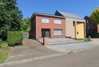 Aan de Zegestraat 23 in Maasmechelen vinden we deze charmante gezinswoning met verrassend veel ruimte en een bijzonder interessant...