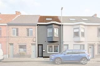 <p>Wil je wonen in het centrum van Zele, in een volledig instapklare en energiezuinige woning? Dan is dit misschien wel jouw nieuwe thuis!</p><p>Bij het betreden van de woning wordt je verwelkomd in de inkomhal dat voorzien is van een een praktische berging/wasplaats, ideaal voor fietsen en wasmachine/droogkast. Tevens is de inkomhal voorzien van een eerste gastentoilet.</p><p>Verder bevindt zich de lichtrijke leefruimte met open, volledig uitgeruste keuken welke nog volledig vernieuwd wordt (zie visualisatiefoto).</p><p>Op de verdieping zijn er 3 ruime slaapkamers en een vernieuwde badkamer voorzien van een inloopdouche, wc en dubbele lavabo.</p><p>Achteraan geniet je van een gezellige tuin met zonneterras, loungehoek en achteruitweg.</p><p>Extra troef: de huidige eigenaars huren een garagebox vlakbij, waarvan de huur kan worden overgenomen.</p><p>Troeven in een notendop:</p><p>- Volledig instapklaar</p><p>- 3 slaapkamers</p><p>- EPC B & conforme elektriciteit</p><p>- Praktische berging/wasplaats</p><p>- Gezellige tuin met achteruitweg</p><p>- Centrale ligging in Zele nabij centrum</p><p>- Winkels, scholen en openbaar vervoer op wandelafstand</p><p>- Garagebox vlakbij optioneel over te nemen</p><p>Bezoekdag zaterdag 17/10/2026 op afspraak!</p><p>Meer info? Bel Kyan op 0470/35.32.06 of mail naar kyan@woonvast.be.</p>