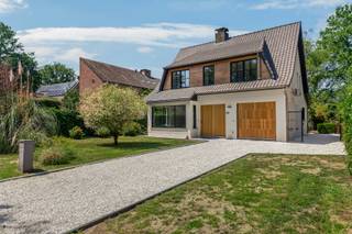In het gegeerde en groene "Hertebos" bevindt zich deze charmante vrijstaande woning, gelegen op een rustige residentiële locatie. Dankzij de solide constructie, de ruime indeling en de prachtige tuin biedt deze woning een unieke kans voor wie op zoek is naar comfortabel wonen in een aangename en groene omgeving.<br /> <br />Indeling: Gelijkvloers: Via de ruime inkomhal betreedt u de woning, waar u toegang heeft tot het gastentoilet. De lichtrijke woon- eetkamer geniet van grote raampartijen en is uitgerust met airconditioning, wat zorgt voor een aangenaam wooncomfort. Aansluitend bevindt zich de ruime en geïnstalleerde leefkeuken met een mooi uitzicht op de tuin. Vanuit de keuken bereikt u de veranda, een heerlijke extra leefruimte waar u het hele jaar door kunt genieten van het uitzicht op de zonnige, groene tuin. Verder beschikt de woning over een inpandige garage.<br /> <br />Eerste verdieping: De nachthal geeft toegang tot drie ruime slaapkamers, elk met een aangename lichtinval. De ruime badkamer is compleet ingericht met een inloopdouche, ligbad, twee lavabomeubels en een toilet.<br /> <br />Zolder: De ruime geïsoleerde zolder biedt tal van mogelijkheden en kan perfect dienen als extra bergruimte.<br /> <br />Buitenruimte: De aangelegde zonnige tuin geniet van optimale rust en privacy. Achteraan bevindt zich een stijlvol tuinhuis met overdekte zithoek, de ideale plaats om in alle seizoenen te ontspannen of gezellig gasten te ontvangen.<br /> <br />Bijzonderheden:<br />- Gelegen in het gegeerde en groene Hertebos<br />- Vrijstaande woning met veel privacy<br />- Drie ruime slaapkamers<br />- Lichtrijke veranda met zicht op de tuin<br />- Inpandige garage<br />- Ruime en droge kelder en kruipkelder<br />- Ruime zolder<br />- Driedubbele beglazing + rolluiken<br />- Airconditioning in de leefruimte en twee slaapkamers<br />- Rustige, residentiële ligging nabij winkels, scholen en openbaar vervoer<br /> <br />Deze woning combineert een uitstekende ligging met ruimte en comfort. Een ideale gezinswoning voor wie rustig wil wonen in een groene omgeving zonder in te boeten aan bereikbaarheid.<br /> 